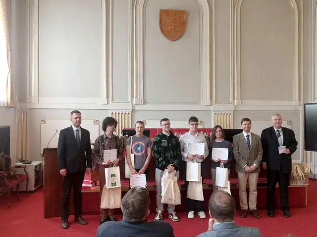 Ocenení žiaci na pódiu v aule