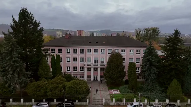 Budova Gymnázia Jána Adama Raymana z dronu, vpredu záhrada a vchod