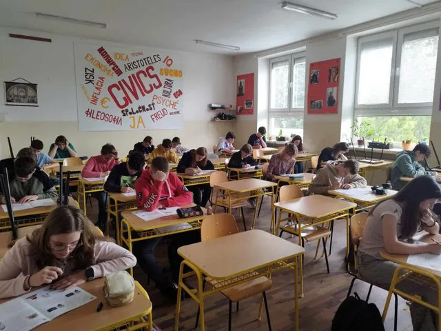 Žiaci píšu súťažný test z angličtiny v triede