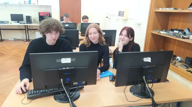 Traja žiaci pri počítačoch v učebni informatiky
