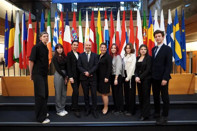 Žiaci s europoslancom pred vlajkami v Európskom parlamente