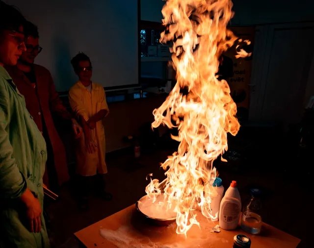 Plameňový pokus počas chemickej show v škole