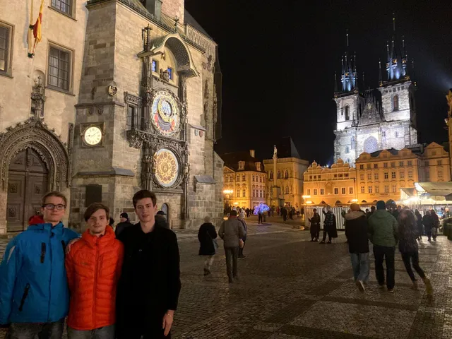 Žiaci večer na Staromestskom námestí v Prahe