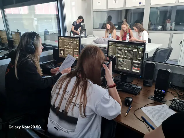 Žiačky v nahrávacom štúdiu so slúchadlami