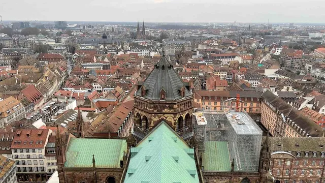Pohľad na strechy Štrasburgu z katedrály