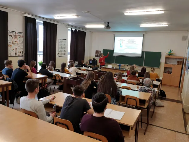 Žiaci v učebni počas besedy s prezentáciou na plátne