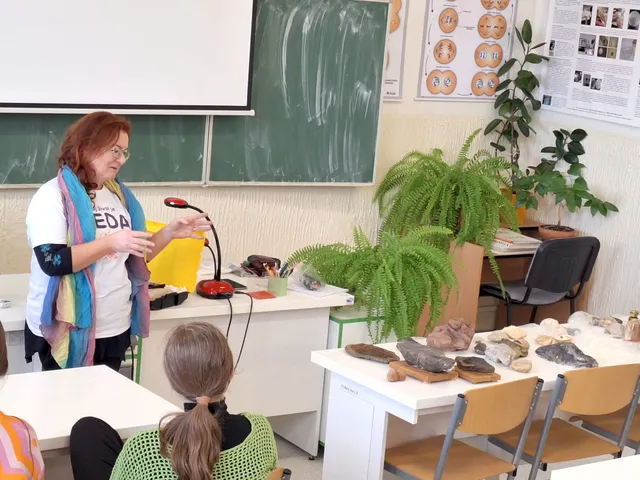 Vedkyňa ukazuje žiakom vzorky v učebni biológie